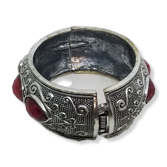 VINTAGE SILVERTONE & RED FAUX JEWEL STATEMENT CLAMPER BRACELET - Picture 5 of 6